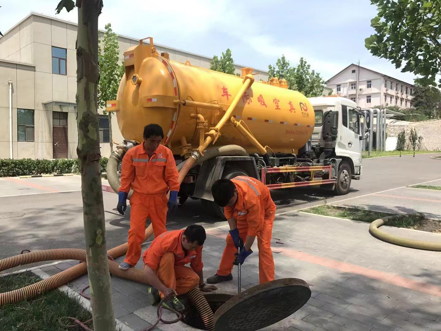 惠安管道疏通车停在窨井附近