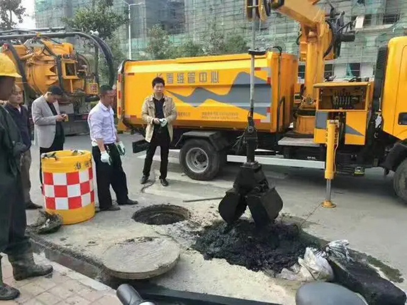 惠安街道：网格员化身“清道夫”，为民解忧疏通“堵心”化粪池