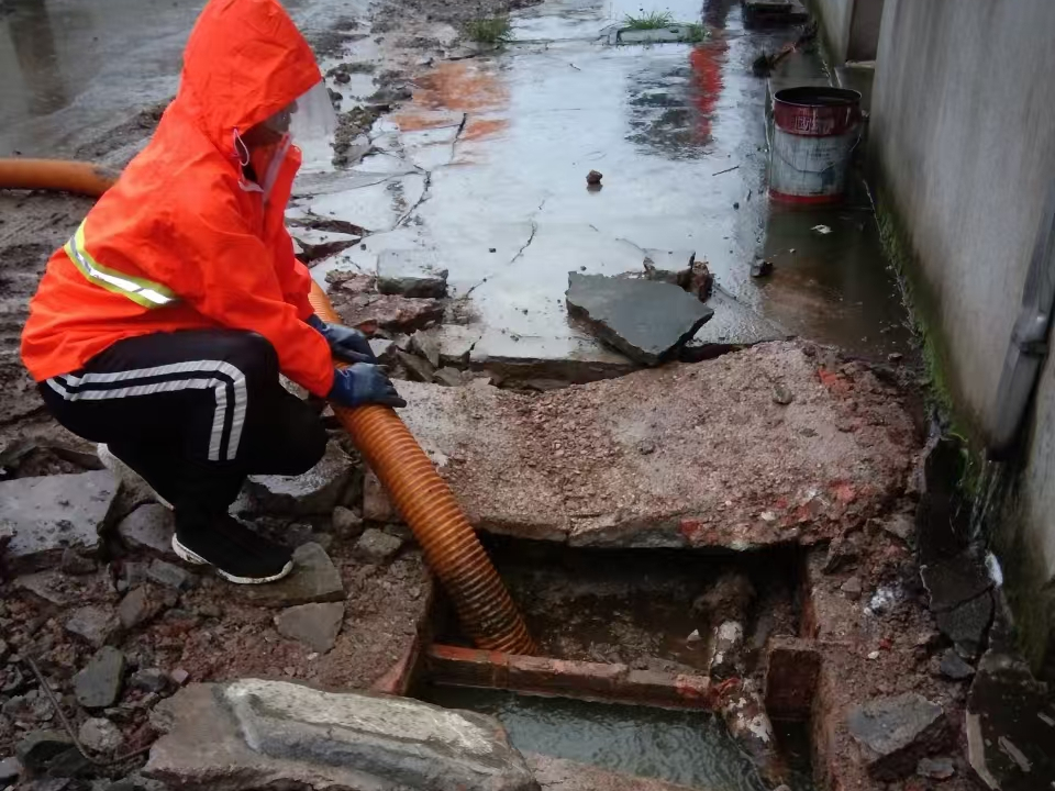 惠安专业清理污水池 炜誉市政以规范流程守护城市 “肠道”